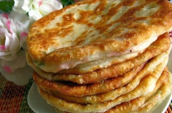 Сырные лепешки с ветчиной и грибами.Ингредиенты:-Мука - два стакана,-кефир - один стакан,-соль - ...