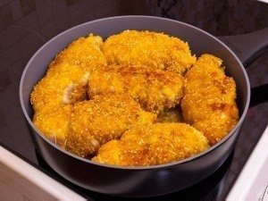 Куриное филе, фаршированное сыром, ветчиной и ананасами.Ингредиенты:6-7 шт. куриного филе150 г ...