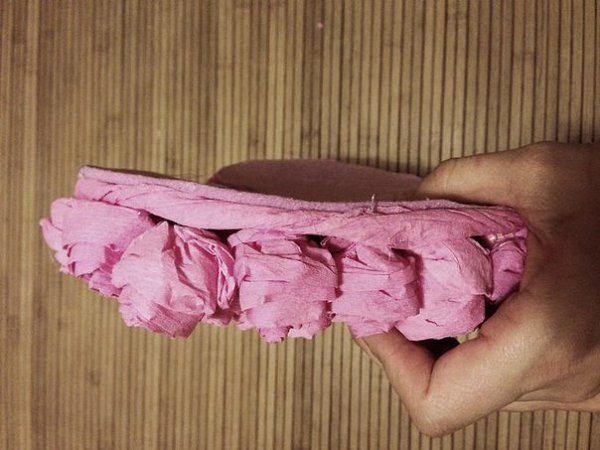 Сердце из бумажных роз.Нам понадобится:-гофрированная бумага-фетр или плотный картон-нитки, ... - 7