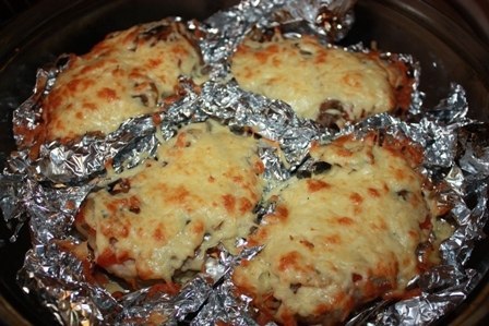 Мясо в фольге с грибами и помидорами.Очень похоже на мясо по-французски, но я сделала несколько ... - 6