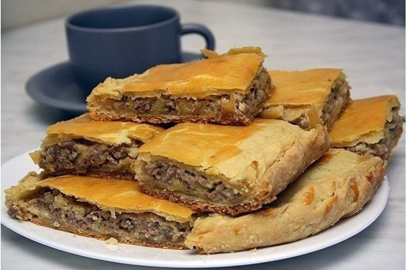 Пирог с сыром и мясом.Ингредиенты:Маргарин 200 гМука пшеничная 650 гСметана 120 гСода пищевая 3 ...