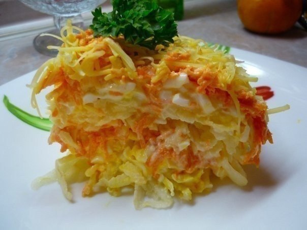 Очень-очень простой, но бесподобно вкусный салат «Французский».Ингредиенты:2 яблока4 варенных яйца2 ...