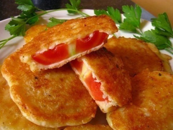 Жареные помидоры в сырном кляре. Очень простая и вкусная закуска, подойдет к любому застолью. ...