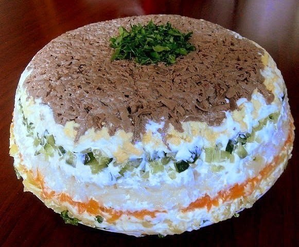 Салат с печенью.Выложить в форму, выстеленную пищевой пленкой слоями ингредиенты, каждый слой ...
