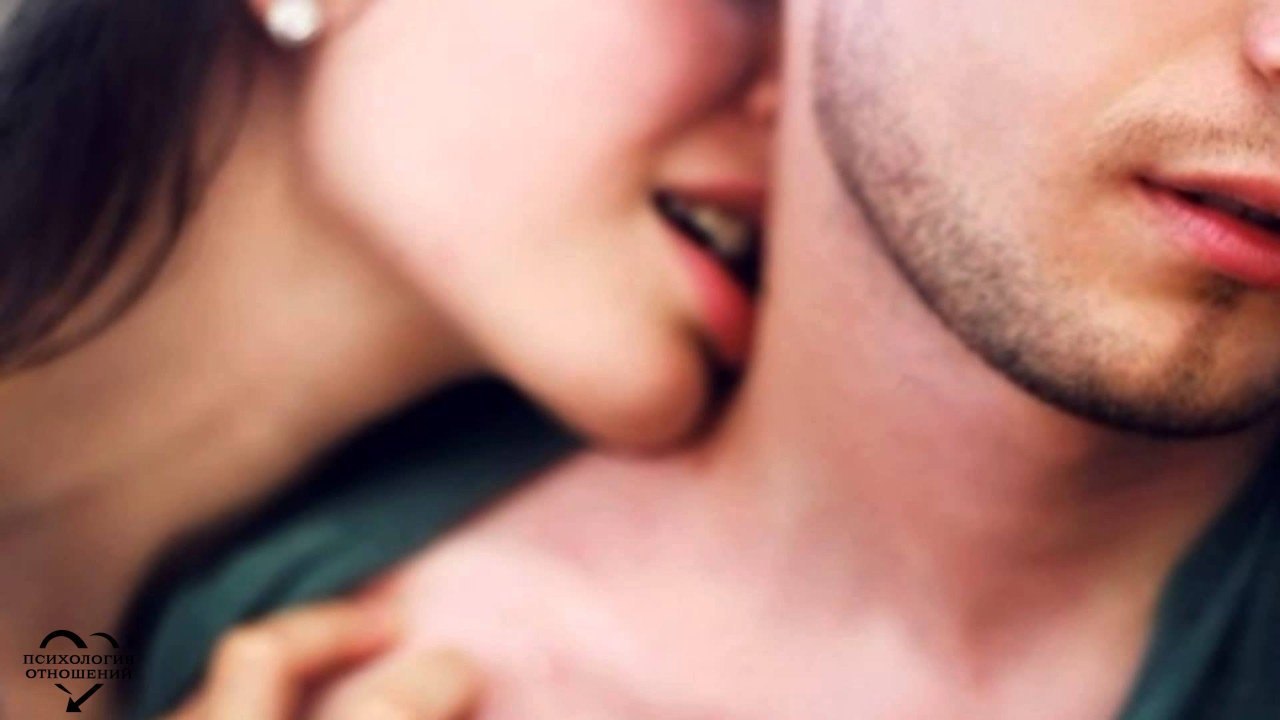 Кусая твои губы. Нежный поцелуй в шею. Поцелуй в шею мужчине. Мужчина целует в шею. Поцелуй девушки в шею мужчины.