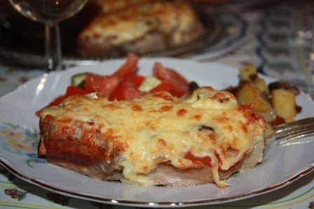 Мясо в фольге с грибами и помидорами.Очень похоже на мясо по-французски, но я сделала несколько ... - 7