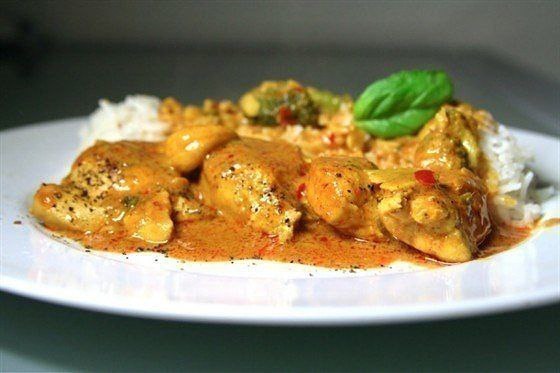 Курица в сметанно-грибном соусе.Ингредиенты:Перец черный молотый - по вкусуСоль - по вкусуМасло ...