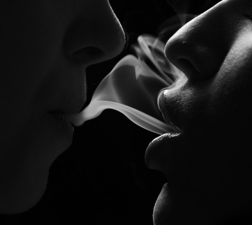 Песни целую губы целую руки. Поцелуй чб. Чувственные губы. Поцелуй с дымом.