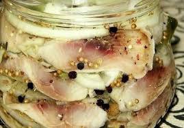 Вкусная и быстрая селедка в маринаде.Ингредиенты: ?сельдь – 2 шт., ?лук – 1-2 большого размера, ...