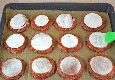 Котлеты в духовке с овощами и сыром. Вам потребуется: -500 г говядины (можно свинины или готового ...