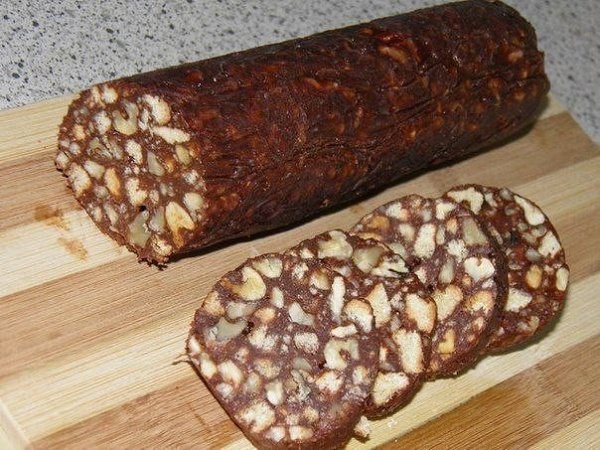 Шоколадная колбаска.нам потребуется200г песочного печенья300г грецких (или любых других)орехов. ...