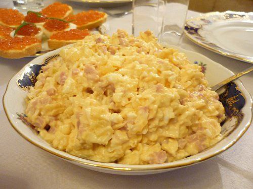 Салат с ветчиной и ананасом.300 г ветчины300 г сыра300 г ананасов4-5 яйц (зависит от размера)1 ...
