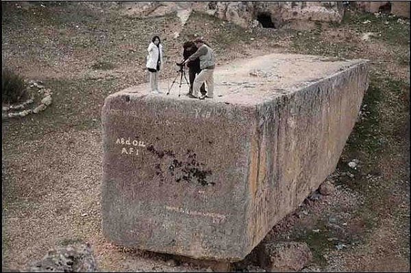 5000 лет назад кто-то сделал эти 1200 тонные блоки... Это не цемент. Совсем недавно не было таких ...