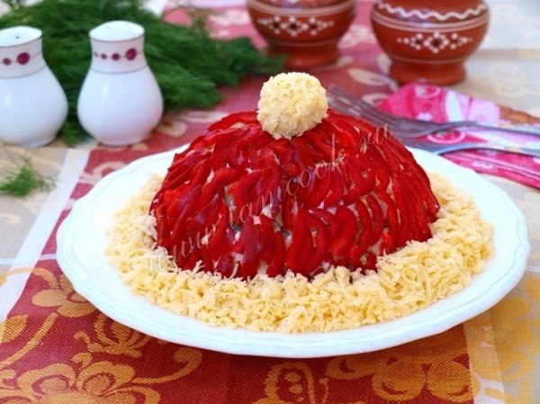 Салат «Красная шапочка».Ингредиенты:Куриное филе - 1 шт.Огурцы маринованные - 2 шт.Яйца куриные - ...
