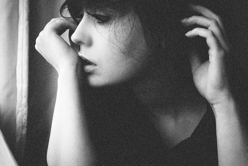 Анна Ахматова.Приходи на меня посмотреть.Приходи. Я живая. Мне больно.Этих рук никому не согреть,Эти ...