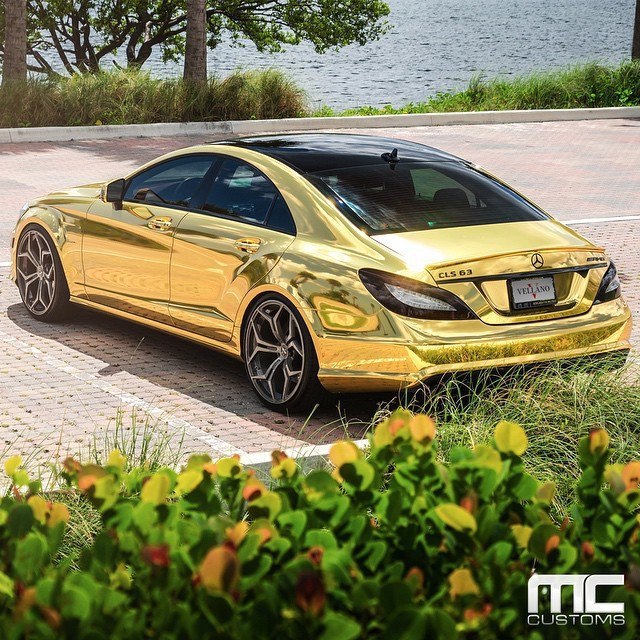 Mercedes banana. Мерседес Бенц ЦЛС 63 АМГ. Мерседес Бенц CLS 63. Mercedes Benz CLS 63 AMG золотой. Мерседес банан CLS 63 AMG.