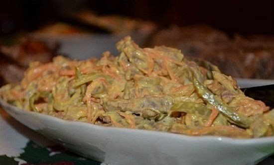 Салат из языка и моркови.Ингредиенты:300 гр. языка (или говядина)3 средние моркови2 соленных огурца ...