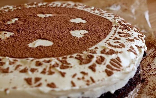 Трюфельный торт с муссом из белого шоколада.Ингредиенты:- Горький шоколад – 220 г- Сливочное масло – ... - 4