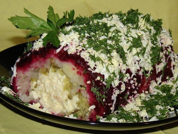 САЛАТ С КОПЧЕННЫМ СЫРОМ.Что нужно:Копченый колбасный сыр - 350 гр.Свекла - 2 шт. - средниеКартофель ...