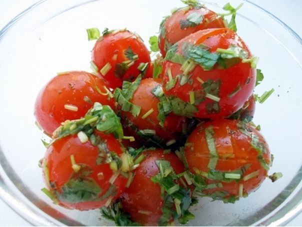 Малосольные помидоры.Ингредиенты:помидоры черризелень (на ваш вкус)соевый соусчеснок, ...