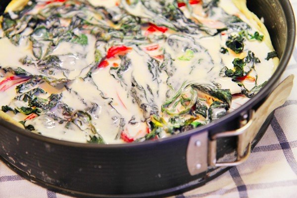 Киш с курицей и шпинатом.Ингредиенты:Слоеное бездрожжевое тесто - 300 г.Куриное филе - 2 ... - 8