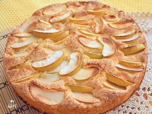 БИСКВИТНЫЙ ПИРОГ С ЯБЛОКАМИ.Ингредиенты: яйца (3 шт.); сахар (1 ст.); мука (1 ст.); ванильный сахар, ...