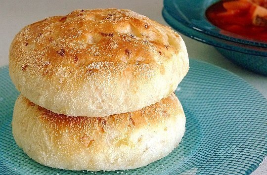 Капустные булочки.Особенность этих булочек в том, что капуста добавляется сразу в тесто. За счет ...