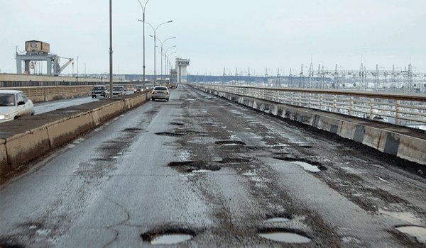 Отпускаю я сцепление, Нажимаю плавно газ. С мазохистским наслаждением Еду, тихо матерясь... Оторвать ...