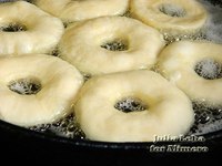 Вкусные и быстрые пончики.Ингредиенты:— 500 мл варенца (можно заменить любым кисло-молочным ... - 3