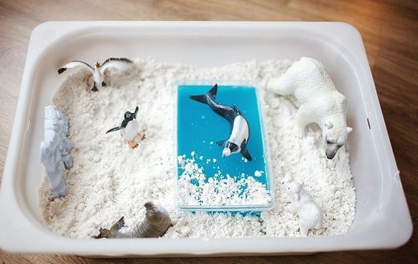 Зимняя сенсорная коробка. Искусственный снег.Сенсорные коробки- хороший и наглядный материал для игр ...