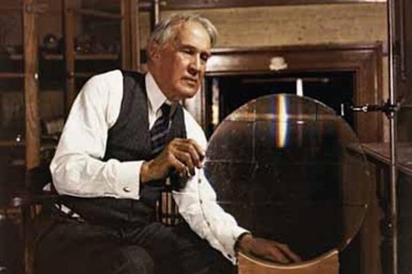 Как-то раз американский физик-экспериментатор Р. Вуд (1868—1955), довольно эксцентричный человек, ...
