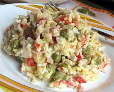 Салат «Лаура».Очередной вкусный крабовый салатик.Ингредиенты:500 г охлажденных крабовых палочек4 ...