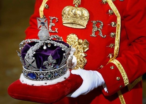 Корона Британской империи... 2868 бриллиантов, 273 жемчужины, 17 сапфиров, 11 изумрудов и 5 рубинов.