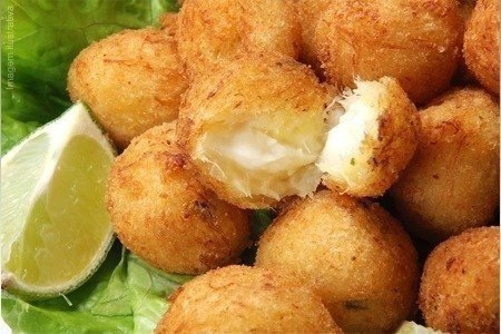 Закусочные сырные шарики.Быстро, вкусно, а главное полезно!Ингредиенты:4 яичных белка200 гр ...