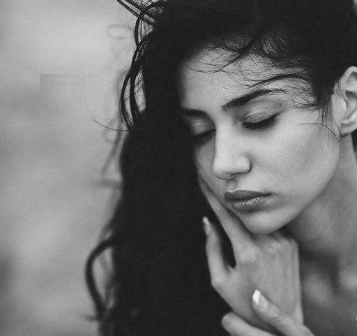 Ну, кто тебе сказал, что я твоя? И что любить тебя могу я вечно?! Ты знаешь, милый, я давно ничья, ...