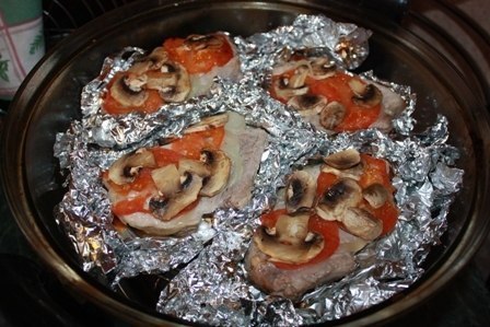 Мясо в фольге с грибами и помидорами.Очень похоже на мясо по-французски, но я сделала несколько ... - 4