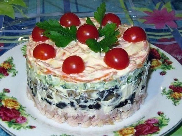Салат "Вкуснятина" Ингредиенты: - 200 гр. свежих шампиньонов - 150 гр. копченного куриного ...