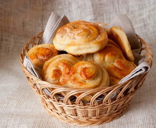 Плюшка сахарная.В детстве я эти плюшки обожала. Возьмешь такую к чаю, и сидишь, раскручиваешь, ...