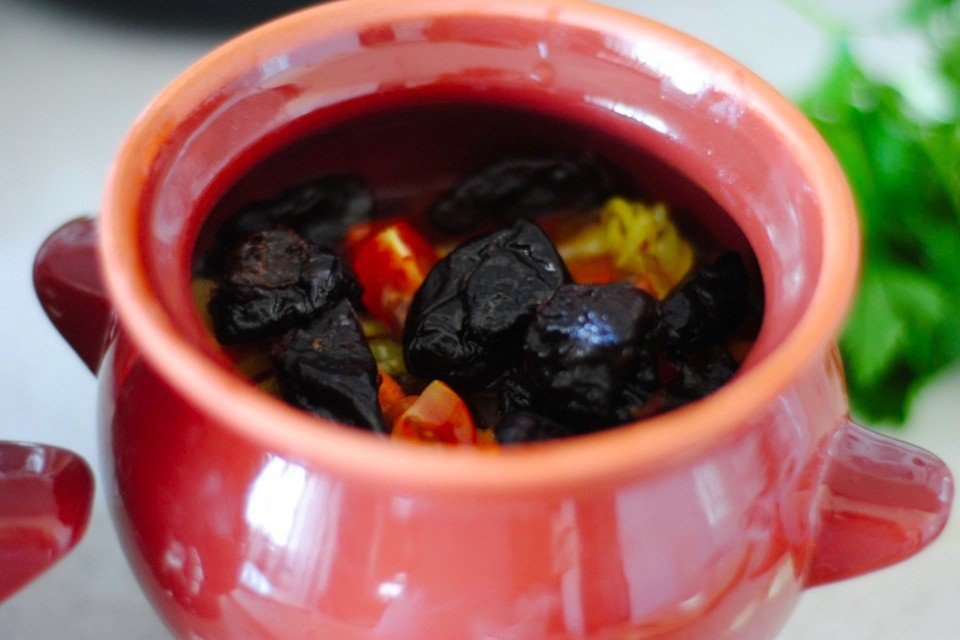 Жаркое в горшочках с черносливом. Жаркое в горшочках с черносливом. Говядина с черносливом. Жаркое в горшочках с черносливом. Чанахи с грибами и мясом в горшочках в духовке.