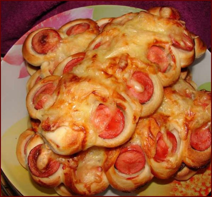 Сосиски в тесте с сыром фото