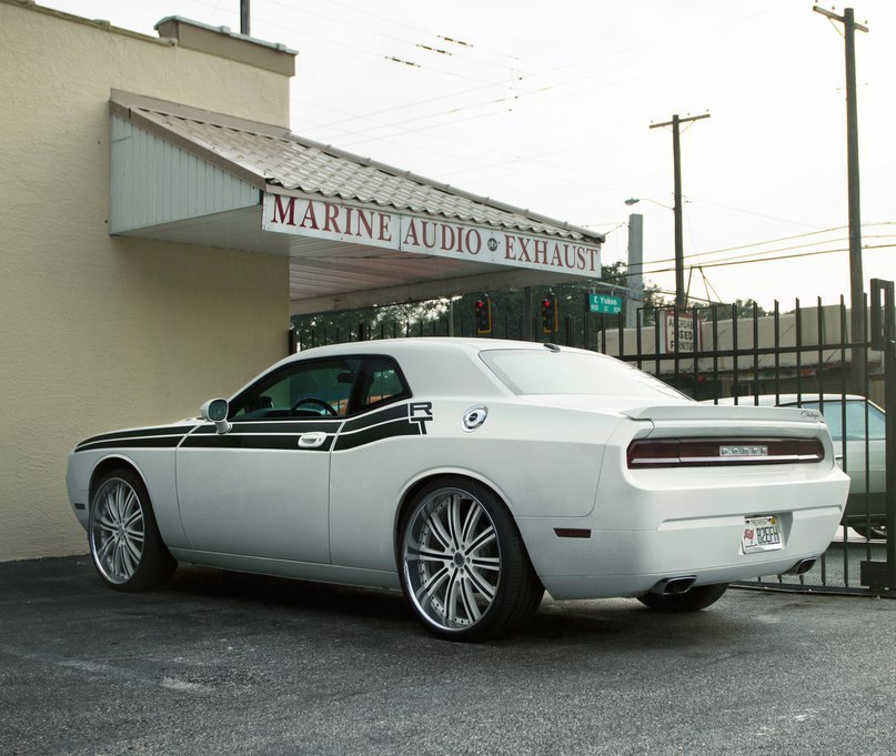 Dodge Challenger R/T.