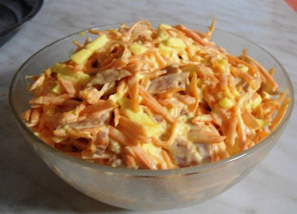 Салат из моркови с колбасой и сыром.Автор: Лидия ЛебедеваСырую морковь натереть на корейской ...