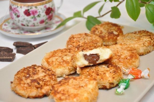 Сырники с шоколадной начинкой в панировке из овсяных хлопьев. Вам потребуется: 600 г творога, 1 ...