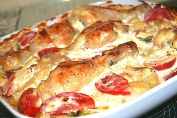 Курица с овощами в сметанном соусе.Ингредиенты:куриные голени 5-6 шткабачок 500 гстручковая фасоль ...