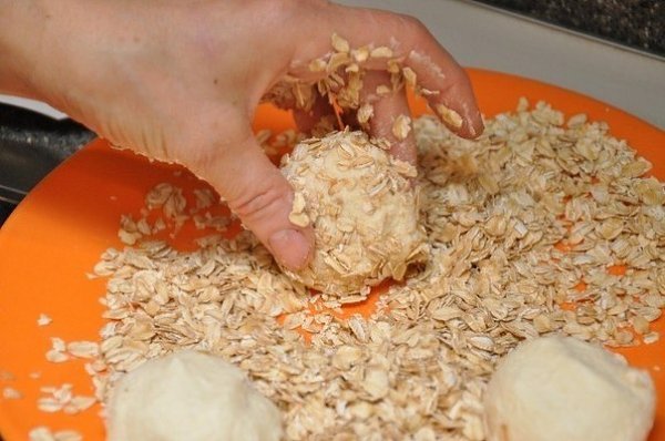Сырники с шоколадной начинкой в панировке из овсяных хлопьев. Вам потребуется: 600 г творога, 1 ... - 6