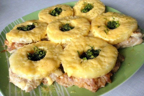 Куриные отбивные с ананасом и сыром.1 килограмм куриного филе1 банка консервированного ананаса ...