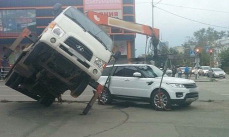 В Челябинске эвакуатор не смог убрать внедорожник Range Rover.