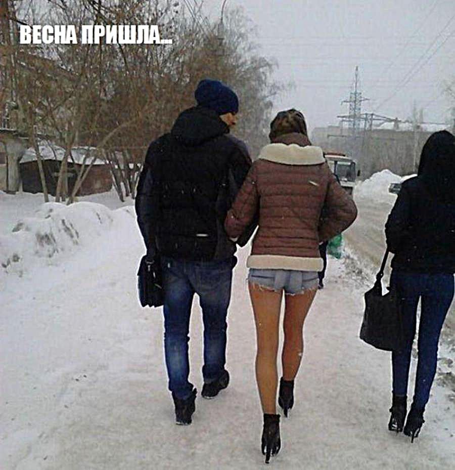 Девушка в шортах зимой