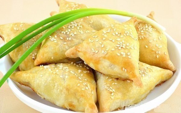Нежное куриное мясо в хрустящем слоеном тесте. Ингредиенты: 250 г муки 100 г масла 700 г курицы (2 ... - 10