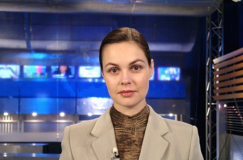 Мне кажется, что я успею жениться, завести детей, умереть, а она все будет вести новости с такой же ...